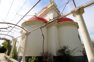 İsrail 'deki Celile Denizi kıyısındaki 12 Havarinin Yunan Katedrali Tapınağı. Tapınak Kırmızı Kubbeleri 