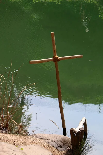 イエス キリストがバプテスマを受けた場所でヨルダン川 ヨルダンを聖なる川と見るキリスト教徒 — ストック写真