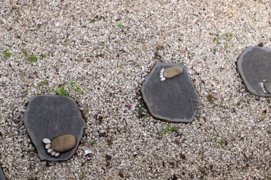 İsrail'in kuzeyinde Akdeniz kıyılarında kum ayak izleri 