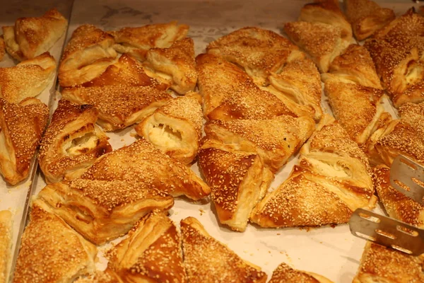 パンやパンはイスラエルの首都エルサレムで販売されています — ストック写真