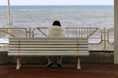 Kuzey İsrail 'de Akdeniz kıyısındaki bir şehir parkında bir bank duruyor. 