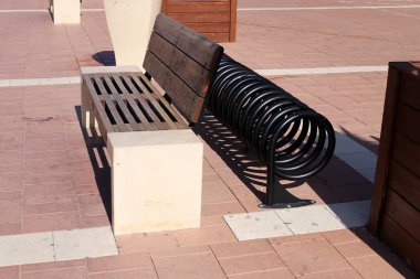 Kuzey İsrail 'de Akdeniz kıyısındaki bir şehir parkında bir bank duruyor. 