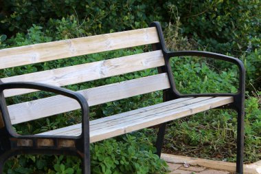 Kuzey İsrail 'de Akdeniz kıyısındaki bir şehir parkında bir bank duruyor. 