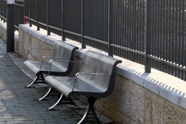 Kuzey İsrail 'de Akdeniz kıyısındaki bir şehir parkında bir bank duruyor. 