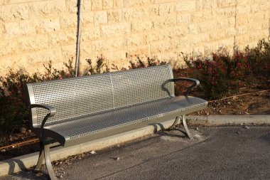 Kuzey İsrail 'de Akdeniz kıyısındaki bir şehir parkında bir bank duruyor. 