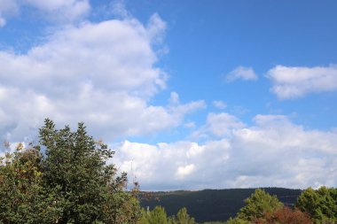 Kuzey İsrail 'deki Akdeniz üzerinde gökyüzünde süzülen yağmur bulutları 