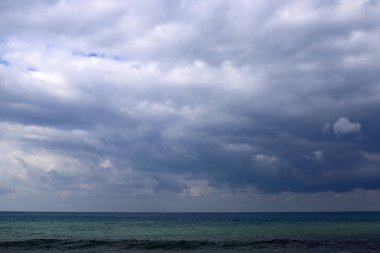 Kuzey İsrail 'deki Akdeniz üzerinde gökyüzünde süzülen yağmur bulutları 