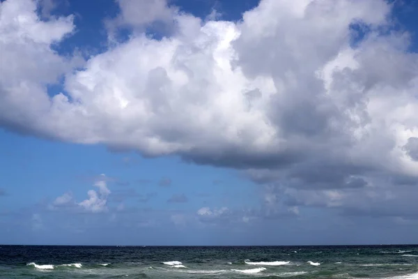 イスラエル北部の地中海上空に浮かぶ雨雲 — ストック写真