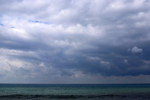 Nuvens Chuva Flutuando Através Céu Sobre Mar Mediterrâneo Norte Israel — Fotografia de Stock