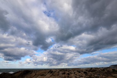 Kuzey İsrail 'deki Akdeniz üzerinde gökyüzünde süzülen yağmur bulutları 
