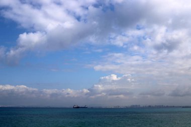 Kuzey İsrail 'deki Akdeniz üzerinde gökyüzünde süzülen yağmur bulutları 