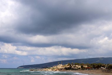 Kuzey İsrail 'deki Akdeniz üzerinde gökyüzünde süzülen yağmur bulutları 