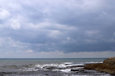 Kuzey İsrail 'deki Akdeniz üzerinde gökyüzünde süzülen yağmur bulutları 