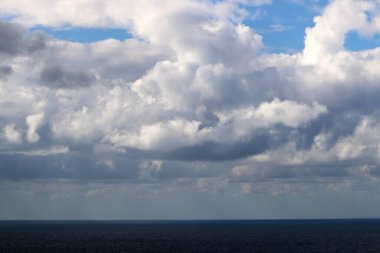 Kuzey İsrail 'deki Akdeniz üzerinde gökyüzünde süzülen yağmur bulutları 
