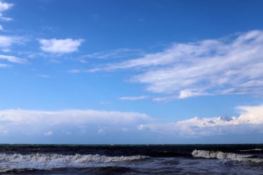 Kuzey İsrail 'deki Akdeniz üzerinde gökyüzünde süzülen yağmur bulutları 