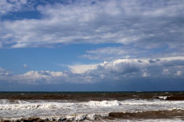 Kuzey İsrail 'deki Akdeniz üzerinde gökyüzünde süzülen yağmur bulutları 
