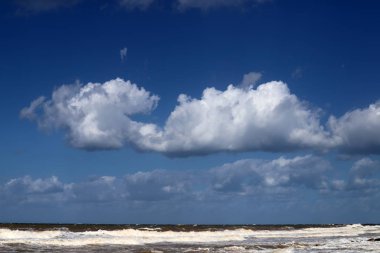 Kuzey İsrail 'deki Akdeniz üzerinde gökyüzünde süzülen yağmur bulutları 