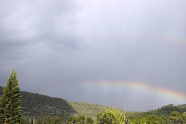 Kuzey İsrail 'deki Akdeniz üzerinde gökyüzünde süzülen yağmur bulutları 