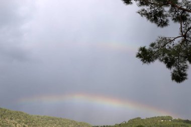Kuzey İsrail 'deki Akdeniz üzerinde gökyüzünde süzülen yağmur bulutları 