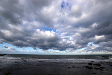 Kuzey İsrail 'deki Akdeniz üzerinde gökyüzünde süzülen yağmur bulutları 