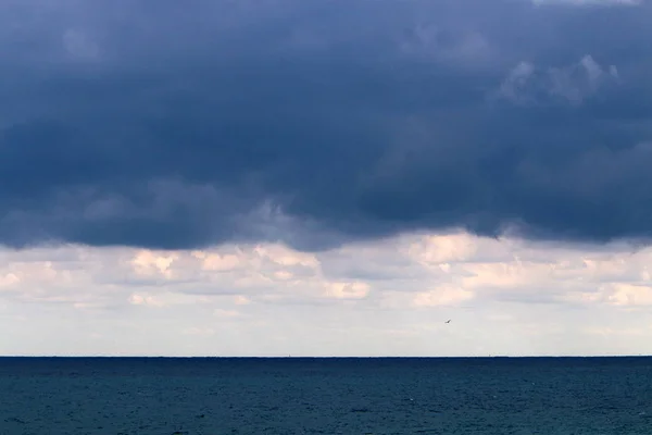 Nubes Lluvia Flotando Través Del Cielo Sobre Mar Mediterráneo Norte — Foto de Stock