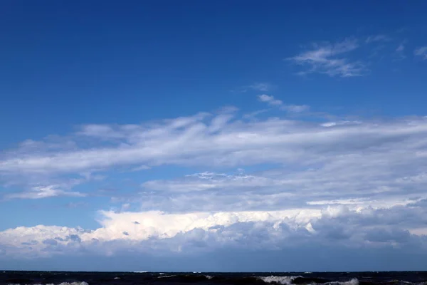 Nuvens Chuva Flutuando Através Céu Sobre Mar Mediterrâneo Norte Israel — Fotografia de Stock