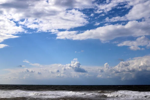 Nubes Lluvia Flotando Través Del Cielo Sobre Mar Mediterráneo Norte — Foto de Stock