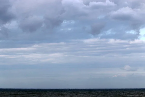 在以色列北部的地中海上空飘过天空的雨云 — 图库照片