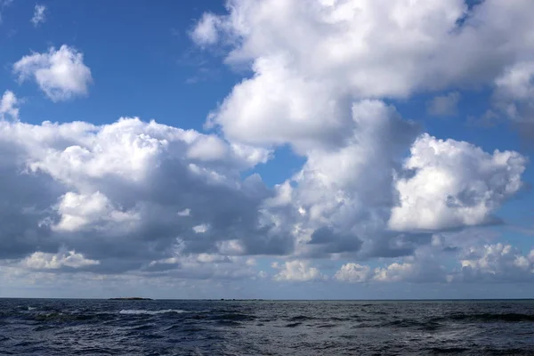 在以色列北部的地中海上空飘过天空的雨云 — 图库照片