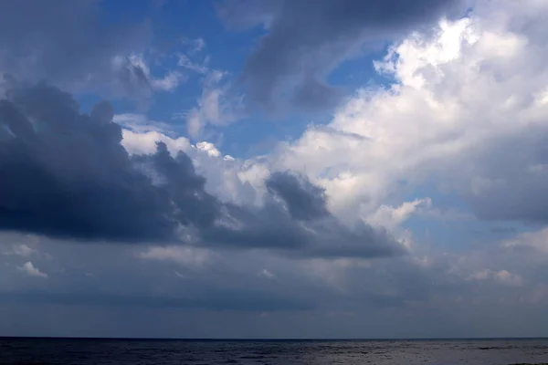 イスラエル北部の地中海上空に浮かぶ雨雲 — ストック写真