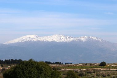 Hermon sıradağları Suriye, Lübnan ve İsrail sınırında yer alır. En yüksek nokta, deniz seviyesinden 2,814 metre yukarıda. 