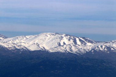 Hermon sıradağları Suriye, Lübnan ve İsrail sınırında yer alır. En yüksek nokta, deniz seviyesinden 2,814 metre yukarıda. 