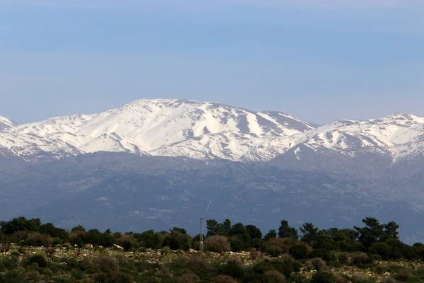 Hermon sıradağları Suriye, Lübnan ve İsrail sınırında yer alır. En yüksek nokta, deniz seviyesinden 2,814 metre yukarıda. 