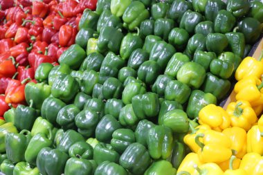 İsrail 'in başkenti Kudüs' teki bir pazarda taze meyve ve sebze satılır. 