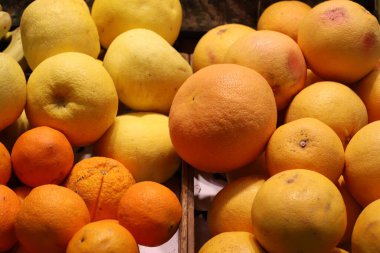 İsrail 'in başkenti Kudüs' teki bir pazarda taze meyve ve sebze satılır. 