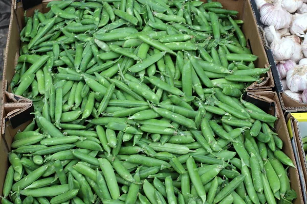 新鮮な果物や野菜はイスラエルの首都エルサレムのバザールで売られています — ストック写真