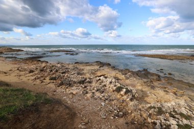 İsrail devletinin kuzeyinde Akdeniz'in ıssız kıyıları 