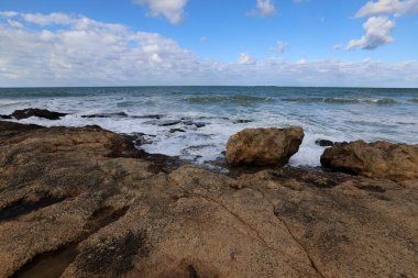 İsrail devletinin kuzeyinde Akdeniz'in ıssız kıyıları 