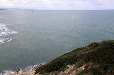 İsrail devletinin kuzeyinde Akdeniz'in ıssız kıyıları 