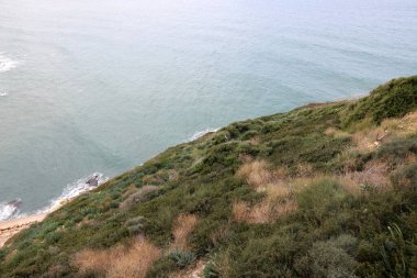 İsrail devletinin kuzeyinde Akdeniz'in ıssız kıyıları 