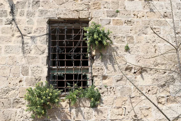 イスラエルの首都エルサレムにある小さな窓 — ストック写真