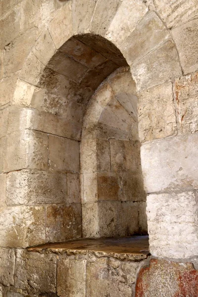 イスラエルの首都エルサレムにある小さな窓 — ストック写真