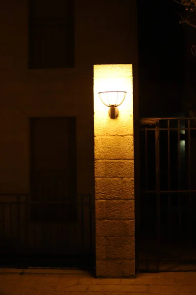 Srail Büyük Bir Şehrinde Kentsel Elektrikli Sokak Lambası — Stok fotoğraf