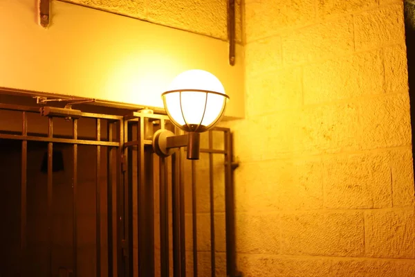 Városi Elektromos Utcai Lámpa Egy Nagyvárosban Izraelben — Stock Fotó