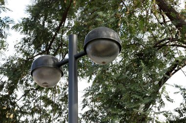 İsrail 'in büyük bir şehrinde kentsel, elektrikli sokak lambası 