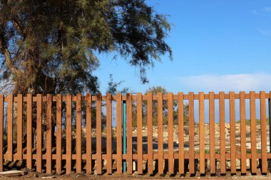 İsrail 'in kuzeyindeki Akdeniz kıyısındaki bir şehir parkında çit. 