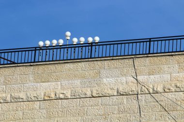 İsrail 'in kuzeyindeki Akdeniz kıyısındaki bir şehir parkında çit. 