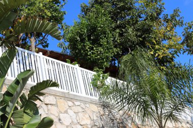 İsrail 'in kuzeyindeki Akdeniz kıyısındaki bir şehir parkında çit. 