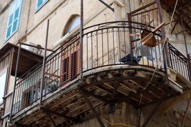 Pencere ve balkon - İsrail 'de modern inşaatın mimari bir ayrıntısı. İsrail 'in büyük bir şehrinde şehir fotoğrafçılığı 