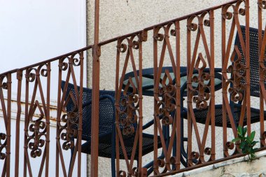 Pencere ve balkon - İsrail 'de modern inşaatın mimari bir ayrıntısı. İsrail 'in büyük bir şehrinde şehir fotoğrafçılığı 